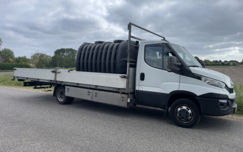 Auto geladen met tanks