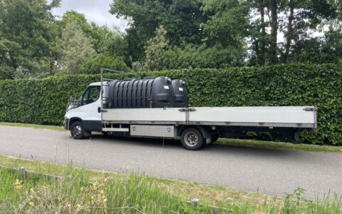 Auto geladen met tanks