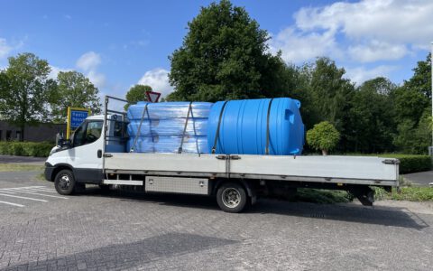 Auto geladen met tanks