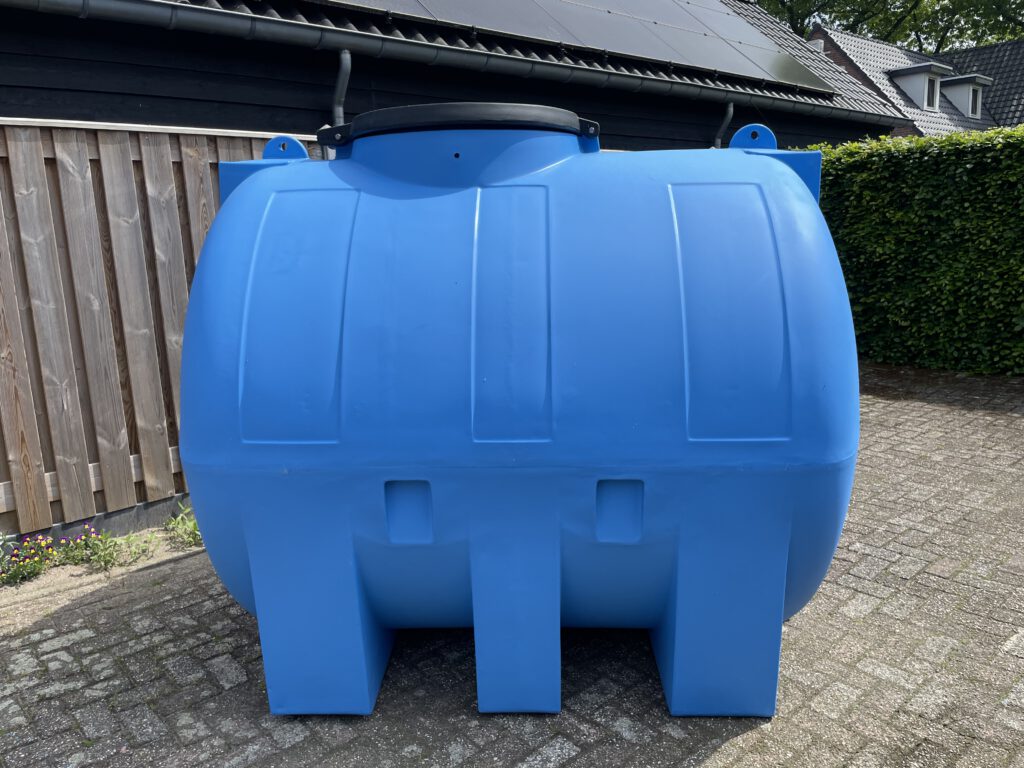 Horizontale 5000 liter watertank.