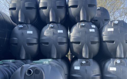 Voorraad septic tanks 3000 liter.