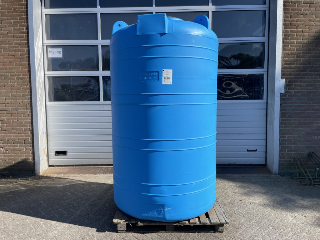 Verticale 3000 liter kunststof watertank.