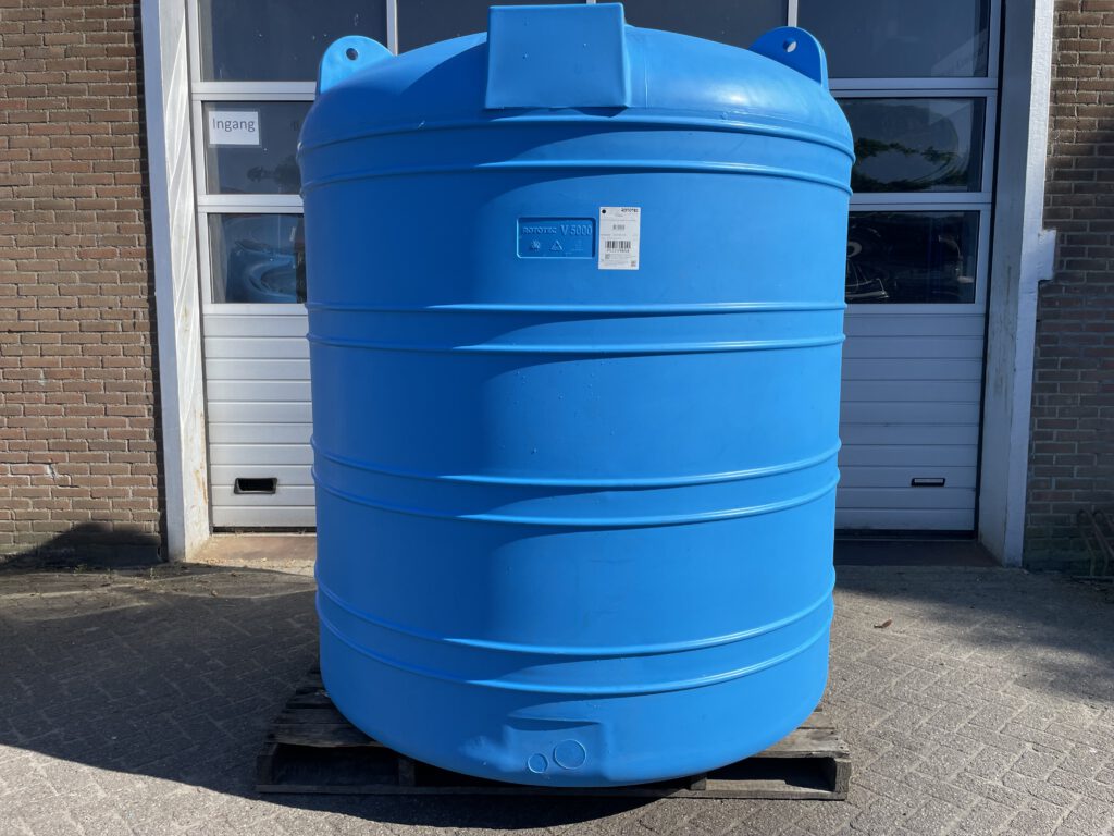 Verticale 5000 liter kunststof watertank.