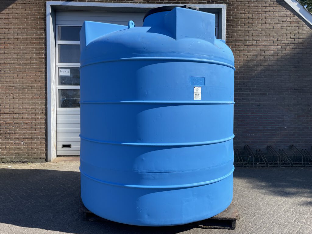 Vertikale 10.000 liter kunststof watertank.